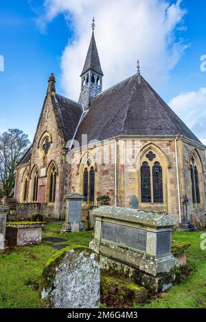 Luss Parish Church im malerischen Dorf Luss am Loch Lomond in Schottland, Großbritannien Stockfoto