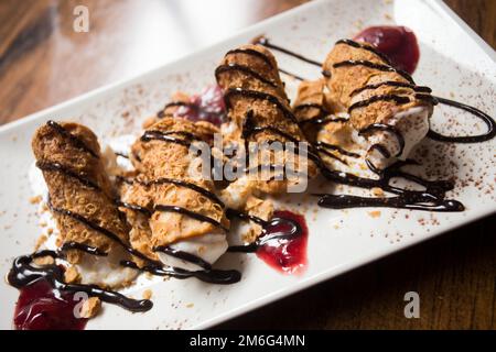 Die Cannolo ist eine typische Süßigkeit aus der italienischen Region Sizilien Stockfoto