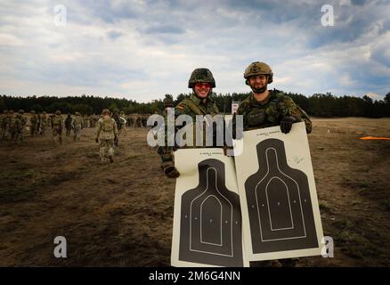 Zwei deutsche Soldaten posieren für ein Foto, auf dem ihre Ziele nach einem Nahkampftraining im Rahmen des Defender 22 am Oberlausitz Trainingsgelände am 27. April 2022 gezeigt werden. Defender Europe 22 ist eine Serie von US-amerikanischen Multinationale Ausbildungsübungen der Armee in Europa und Afrika in Osteuropa. Die Übung zeigt, dass die USA Die Fähigkeit der Armee Europa und Afrika, großangelegte Bodenkampfoperationen in mehreren Theatern zur Unterstützung der NATO durchzuführen. Stockfoto