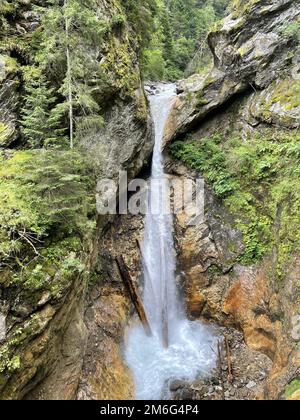 Wasserfall und Holzbrücke in der Raglucht osterreich Stockfoto