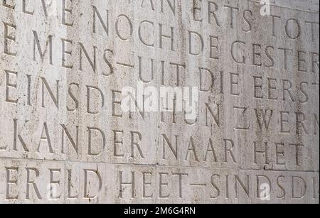 Die Inschrift ist in Stein geschrieben, das nationaldenkmal von amsterdam Stockfoto