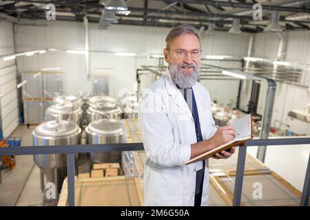 Der MTRA schreibt in seinem Tagebuch in einer Brauerei Stockfoto