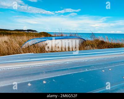 Boote liegen in den Sommermonaten am Strand Stockfoto