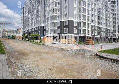 Europäischer moderner Wohnkomplex. Neues Apartmentgebäude, neues Gebäude. Neuer Block moderner Apartments mit Balkonen. Konstr Stockfoto