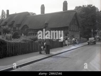 1950er Jahre, historisch, Vorderansicht, Außenansicht, Anne Hathaways Hütte, Stratfprd-upon-Avon, England, Großbritannien. Stockfoto