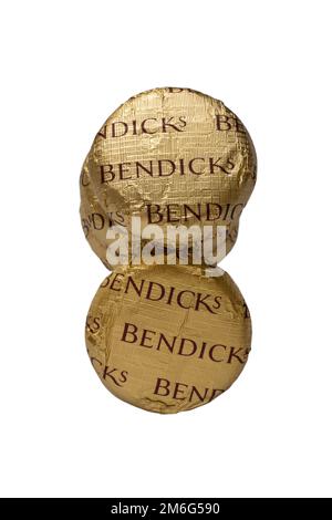 Bendicks Mint Fondants isoliert auf weißem Hintergrund - Pfefferminzcreme mit reichhaltiger dunkler Schokolade Stockfoto