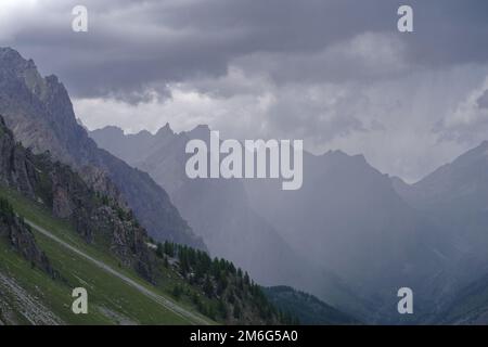 Malerische Alpenlandschaft im Maira-Tal, italienische Cottian-Alpen, Piemont-Region Stockfoto