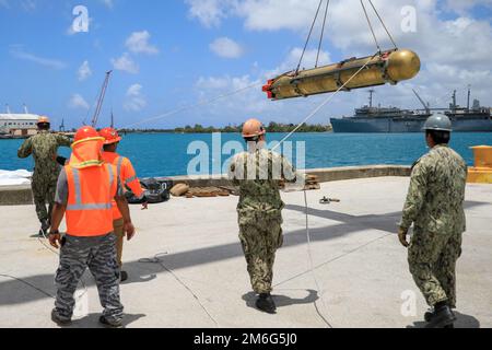 APRA-HAFEN, Guam - Matrosen, die dem schnell angreifenden U-Boot USS Annapolis (SSN 760) der Los Angeles-Klasse zugeteilt sind, beladen Annapolis am 28. April mit einer Grubenform. Annapolis wird Seeoperationen im US-Flottengebiet 7. durchführen, um einen sicheren und offenen Indo-Pacific zu erhalten. Stockfoto