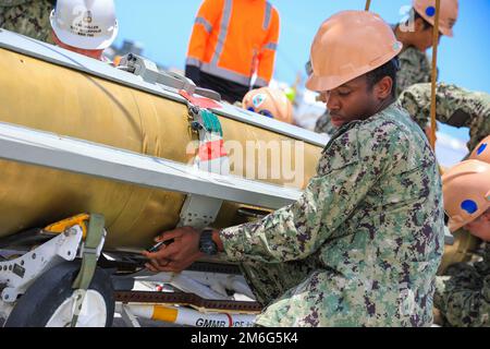 APRA-HAFEN, Guam - Matrosen, die dem schnell angreifenden U-Boot USS Annapolis (SSN 760) der Los Angeles-Klasse zugeteilt sind, beladen Annapolis am 28. April mit einer Grubenform. Annapolis wird Seeoperationen im US-Flottengebiet 7. durchführen, um einen sicheren und offenen Indo-Pacific zu erhalten. Stockfoto