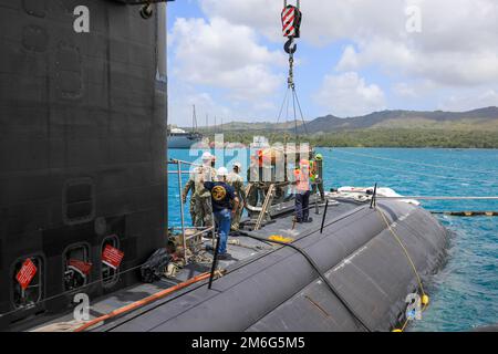 APRA-HAFEN, Guam - Matrosen, die dem schnell angreifenden U-Boot USS Annapolis (SSN 760) der Los Angeles-Klasse zugeteilt sind, beladen Annapolis am 28. April mit einer Grubenform. Annapolis wird Seeoperationen im US-Flottengebiet 7. durchführen, um einen sicheren und offenen Indo-Pacific zu erhalten. Stockfoto