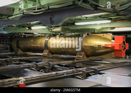 APRA-HAFEN, Guam - Eine Grubenhandhabungsform auf dem schnell angreifenden U-Boot USS Annapolis der Klasse Los Angeles (SSN 760), April 28. Annapolis wird Seeoperationen im US-Flottengebiet 7. durchführen, um einen sicheren und offenen Indo-Pacific zu erhalten. Stockfoto