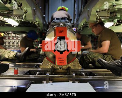 APRA-HAFEN, Guam - Matrosen, die dem schnell angreifenden U-Boot USS Annapolis (SSN 760) der Los Angeles-Klasse zugeteilt sind, beladen Annapolis am 28. April mit einer Grubenform. Annapolis wird Seeoperationen im US-Flottengebiet 7. durchführen, um einen sicheren und offenen Indo-Pacific zu erhalten. Stockfoto