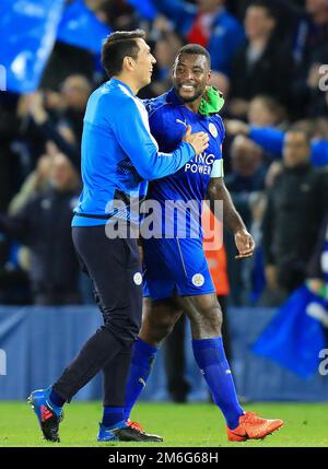 Torschütze Wes Morgan aus Leicester City feiert mit Leonardo Ulloa aus Leicester City das Viertelfinale der Champions League - Leicester City gegen Sevilla, UEFA Champions League, Runde der 16. Etappe, Leicester City Stadium, Leicester - 14. März 2017. Stockfoto