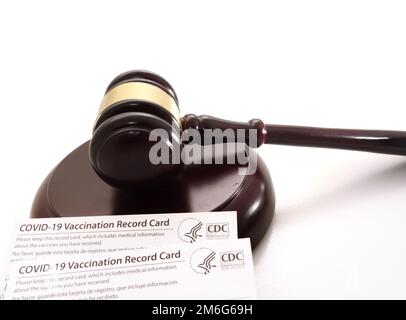 Legaler Hammer und COVID-19-Impfkarte der US-amerikanischen CDC Stockfoto