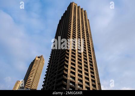 Brutalistisch architektonische Fassade im Barbican Estate in der City of London am 5. Dezember 2022 in London, Großbritannien. Das Barbican Centre ist ein Zentrum für darstellende Künste innerhalb des Barbican Estate und gehört, finanziert und verwaltet von der City of London Corporation. Stockfoto