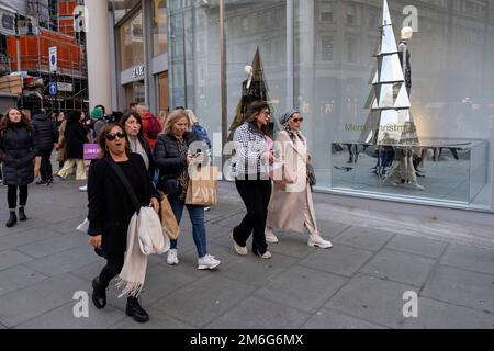 Käufer und Besucher besuchen die Oxford Street am 2. Dezember 2022 in London, Großbritannien. Die Oxford Street ist ein bedeutendes Einkaufszentrum im West End der Hauptstadt und mit rund einer halben Million Besuchern täglich die geschäftigste Einkaufsstraße Europas mit rund 300 Geschäften, von denen die meisten Mode- und Bekleidungsgeschäfte sind. Stockfoto