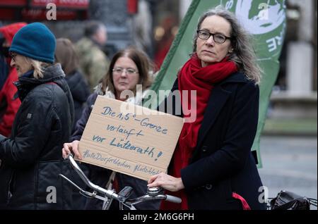 04. Januar 2023, Hessen, Frankfurt/Main: Teilnehmer an einer Kundgebung in Frankfurt demonstrieren für die Erhaltung des Dorfes Lützerath im Braunkohlebergwerk Rhenien. Das Dorf, das seit Jahren von Aktivisten besetzt ist, soll in absehbarer Zeit evakuiert werden. Foto: Boris Roessler/dpa Stockfoto