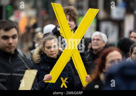 04. Januar 2023, Hessen, Frankfurt/Main: Teilnehmer an einer Kundgebung in Frankfurt demonstrieren für die Erhaltung des Dorfes Lützerath im Braunkohlebergwerk Rhenien. Das Dorf, das seit Jahren von Aktivisten besetzt ist, soll in absehbarer Zeit evakuiert werden. Foto: Boris Roessler/dpa Stockfoto