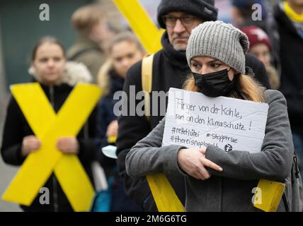 04. Januar 2023, Hessen, Frankfurt/Main: Teilnehmer an einer Kundgebung in Frankfurt demonstrieren für die Erhaltung des Dorfes Lützerath im Braunkohlebergwerk Rhenien. Das Dorf, das seit Jahren von Aktivisten besetzt ist, soll in absehbarer Zeit evakuiert werden. Foto: Boris Roessler/dpa Stockfoto