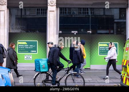 Am 8. Dezember 2022 in London, Großbritannien, wurden die Verkaufsstellen an der Oxford Street geschlossen. Die Lage für kleine Unternehmen war in den letzten zwei Jahren schwierig, insbesondere jetzt mit der anhaltenden Krise der Lebenshaltungskosten und dem zunehmenden finanziellen Druck auf die Kosten von Waren, bei denen die Preise für viele lebenswichtige Güter im Vereinigten Königreich schneller als die Einkommen der privaten Haushalte stiegen. Das führt zu einem Rückgang der Realeinkommen. Dies ist zum Teil auf einen Anstieg der Inflation im Vereinigten Königreich sowie auf die wirtschaftlichen Auswirkungen von Auslandsangelegenheiten zurückzuführen. Stockfoto