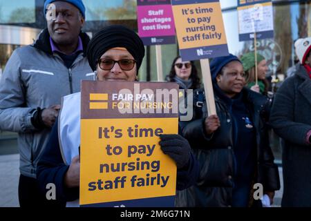 Krankenschwestern des Royal College of Nursing streiken am 15. Dezember 2022 in Birmingham, Großbritannien, für faire Bezahlung und Arbeitsbedingungen bei beispiellosen Arbeitskampf von Krankenschwestern außerhalb des Queen Elizabeth Hospital. Dies ist der erste von zwei geplanten Streiks vor Jahresende, wobei der Streit möglicherweise im Neujahrsfest weiter anlaufen wird, wenn die Regierung ihr Angebot nicht verbessert. Stockfoto