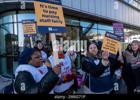 Krankenschwestern des Royal College of Nursing streiken am 15. Dezember 2022 in Birmingham, Großbritannien, für faire Bezahlung und Arbeitsbedingungen bei beispiellosen Arbeitskampf von Krankenschwestern außerhalb des Queen Elizabeth Hospital. Dies ist der erste von zwei geplanten Streiks vor Jahresende, wobei der Streit möglicherweise im Neujahrsfest weiter anlaufen wird, wenn die Regierung ihr Angebot nicht verbessert. Stockfoto