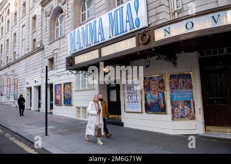 West End Theatershow Mamma Mia im Novello Theatre im Herzen des Londons Theatreland am 6. Dezember 2022 in London, Großbritannien. Das West End-Theater ist ein Mainstream-Profi-Theater, das in den großen Theatern im und nahe dem West End von London, das auch als Theatreland bezeichnet wurde, inszeniert wird. Das West End-Theater gilt in der Regel als das beste kommerzielle Theater. Stockfoto