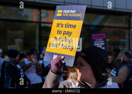 Krankenschwestern des Royal College of Nursing streiken am 15. Dezember 2022 in Birmingham, Großbritannien, für faire Bezahlung und Arbeitsbedingungen bei beispiellosen Arbeitskampf von Krankenschwestern außerhalb des Queen Elizabeth Hospital. Dies ist der erste von zwei geplanten Streiks vor Jahresende, wobei der Streit möglicherweise im Neujahrsfest weiter anlaufen wird, wenn die Regierung ihr Angebot nicht verbessert. Stockfoto