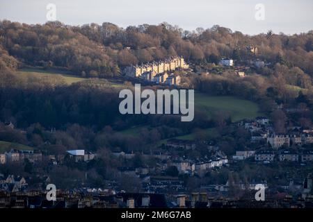 Blick auf die Stadt und das Wohnhaus am 29. Dezember 2022 in Bath, Großbritannien. Bath ist eine Stadt in der Grafschaft Somerset, bekannt für und benannt nach ihren römischen Bädern und georgianische Architektur aus dem lokalen honigfarbenen Bath Stone. Die Stadt wurde 1987 zum Weltkulturerbe und 2021 zum transnationalen Weltkulturerbe, das als „große Kurorte Europas“ bekannt ist, hinzugefügt. Stockfoto