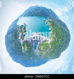 Kleines Planetenbild eines kleinen Wasserkraftwerks Stockfoto