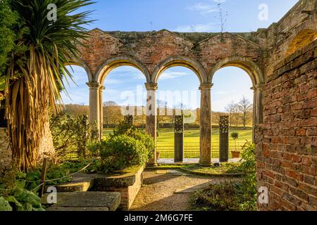 Das Innere der Gibside Orangerie blickt nach Südosten durch die Bögen in Richtung des langen Weges. Tyne und Wear. UK Stockfoto