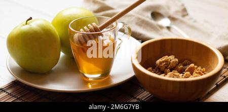 Essen Sie den Tag mit einem gesunden Frühstück mit Honig Müsli und Äpfeln Stockfoto