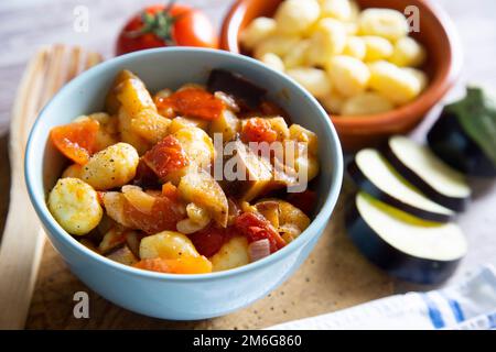 Sautierte Gnocchi mit gegrilltem Gemüse. Typisch italienisches Rezept Stockfoto