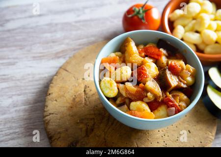 Sautierte Gnocchi mit gegrilltem Gemüse. Typisch italienisches Rezept Stockfoto
