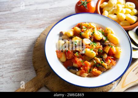 Sautierte Gnocchi mit gegrilltem Gemüse. Typisch italienisches Rezept Stockfoto