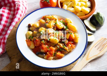 Sautierte Gnocchi mit gegrilltem Gemüse. Typisch italienisches Rezept Stockfoto