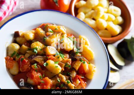 Sautierte Gnocchi mit gegrilltem Gemüse. Typisch italienisches Rezept Stockfoto