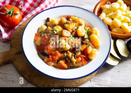 Sautierte Gnocchi mit gegrilltem Gemüse. Typisch italienisches Rezept Stockfoto