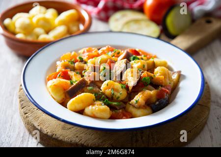 Sautierte Gnocchi mit gegrilltem Gemüse. Typisch italienisches Rezept Stockfoto