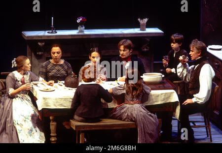 Das Cratchit-Weihnachtsessen, l-r: Polly James (Mrs. Cratchit), Sara Weymouth (Martha), Vicky Blake (Belinda), Roger Moss (Peter), Steven Geller (Tiny Tim), Paul Greenwood (Bob Cratchit) in A CHRISTMAS CAROL von Charles Dickens von der Royal Shakespeare Company (RSC), Barbican Theatre, Barbican Music Centre, London EC2 28/11/1994. John Gunter Kostüme: Deirdre Clancy Beleuchtung: Nigel Levings Choreographie: Lindsay Dolan Regisseur: Ian Richter Stockfoto