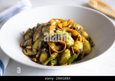 Sautierte Gnocchi mit gegrilltem Gemüse. Typisch italienisches Rezept Stockfoto