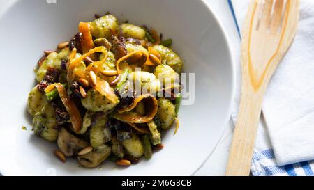Sautierte Gnocchi mit gegrilltem Gemüse. Typisch italienisches Rezept Stockfoto