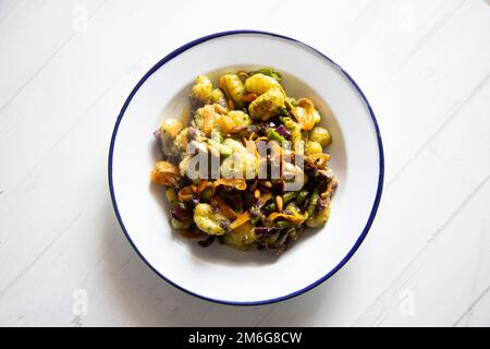 Sautierte Gnocchi mit gegrilltem Gemüse. Typisch italienisches Rezept Stockfoto