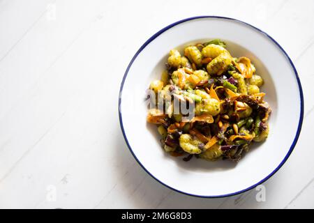 Sautierte Gnocchi mit gegrilltem Gemüse. Typisch italienisches Rezept Stockfoto