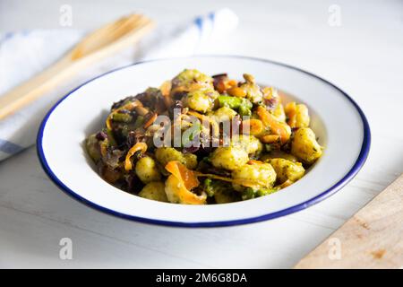 Sautierte Gnocchi mit gegrilltem Gemüse. Typisch italienisches Rezept Stockfoto