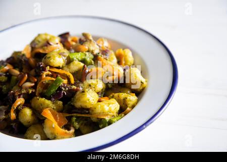 Sautierte Gnocchi mit gegrilltem Gemüse. Typisch italienisches Rezept Stockfoto