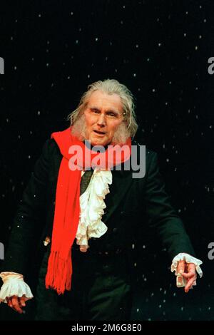 Clive Francis (Ebenezer Scrooge) in Einer WEIHNACHTSLIEDER von Charles Dickens von der Royal Shakespeare Company (RSC), Barbican Theatre, Barbican Centre, London EC2 07/12/1995, angepasst von John Mortimer Musik: Nigel Hess Set Design: John Gunter Kostüme: Deirdre Clancy Beleuchtung: Nigel Levings Choreographie Direktor: Idsay Dolan Stockfoto