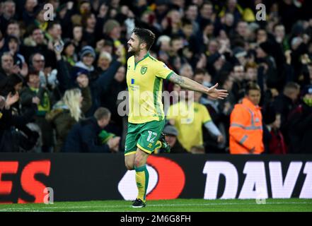 Robbie Brady aus Norwich City trifft und feiert das dritte Tor – Norwich City gegen Brentford, Sky Bet Championship, Carrow Road, Norwich – 3. Dezember 2016. Stockfoto