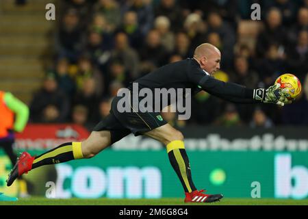 John Ruddy aus Norwich City streckt sich, um den Ball zu schnappen - Norwich City gegen Brentford, Sky Bet Championship, Carrow Road, Norwich - 3. Dezember 2016. Stockfoto