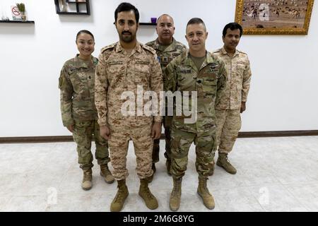 CAMP ARIFJAN, KUWAIT, USA Soldaten, die dem 3. Bataillon, dem 157. Artillerie-Regiment zugeteilt sind, feiern das Ende des Ramadans mit unseren Gastgebernationen Kuwait Land Forces, indem sie Iftar, eine islamische Mahlzeit, gemeinsam teilen. In Camp Arifjan, Kuwait, 27. April 2022. Stockfoto